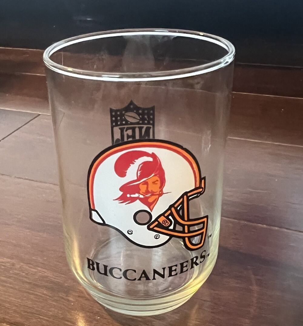 Vtg Tampa Bay Buccaneers Glass Mobil NFL Bucco Bruce Logo 5.5” Drinking Cup